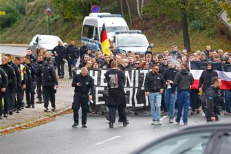 Hohenstein-Ernstthal/Oberlungwitz: Acht Ermittlungsverfahren nach Neonazi-Demo - Die Gegendemo der Rechten am 3. Oktober wurde von einem großen Polizeiaufgebot begleitet.