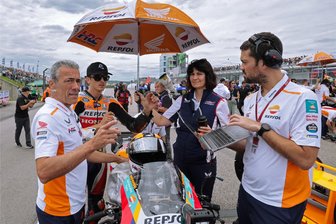 Hohenstein-Ernstthal/Oberlungwitz: Zwei Motorsport-Macherinnen vom Sachsenring haben wichtige Aufgaben in ihren Rennteams - Judith Pieper-Köhler in der Startaufstellung der Moto-GP auf dem Sachsenring bei Luca Marini.