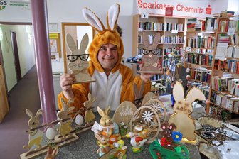 Hohenstein-Ernstthal: Ostermarkt beim Verein „Halt“ - Frank Elste schlüpft am Mittwoch für den Verein „Halt“ ins Osterhasenkostüm.