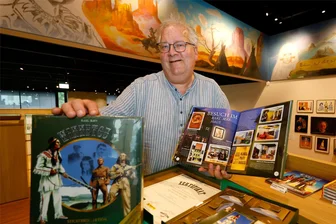 Hohenstein-Ernstthal: Panini-Album für Winnetou - André Neubert, Leiter des Karl-May-Hauses, mit dem neuen Panini-Sammelbuch.