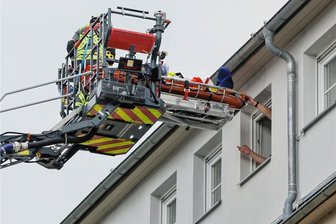 Hohenstein-Ernstthal: Per Drehleiter zum Rettungswagen - Die Drehleiter war im Einsatz.