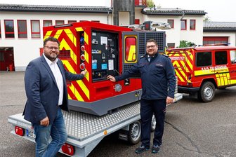 Hohenstein-Ernstthal präsentiert neue Notstromtechnik und Pläne für Turnhalle als Notunterkunft - Oberbürgermeister Lars Kluge (li.) und Stadtwehrleiter Rico Leuschner am neu angeschafften Notstromaggregat.