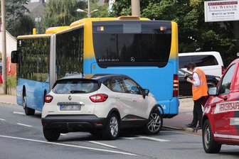 Hohenstein-Ernstthal: Renault kollidiert mit Bus - Der Unfall ereignete sich an der Haltestelle Dresdener Straße.