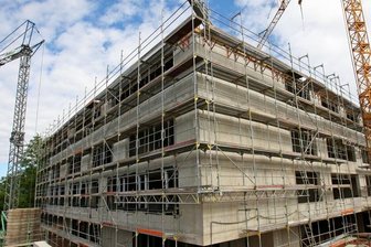 Hohenstein-Ernstthal: Rohbau der Sachsenring-Mittelschule steht - Der Rohbau der Sachsenring-Mittelschule steht bereits. In den kommenden Tagen werden die meterlangen Fenster eingebaut.