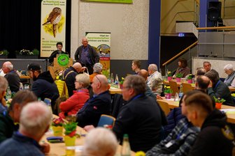 Hohenstein-Ernstthal: Rund 200 sächsische Vogelexperten fachsimpeln im Schützenaus - Der Verein Sächsischer Ornithologen mit dem Vorsitzenden Markus Ritz (am Mikrofon) tagt bis Sonntag am Schützenhaus.