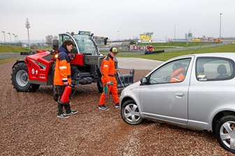 Hohenstein-Ernstthal: Sachsenring-Sportwarte packen bei Bergung von Rennautos und Motorrädern richtig an - Finn Helbig (l.) und Daniel Müller bei der Bergeübung in Kurve 1 des Sachsenrings.