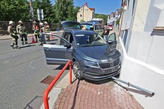 Hohenstein-Ernstthal: Skoda kracht an Hauswand - Der Skoda fuhr an ein Verkehrszeichen und blieb zwischen Wand und Geländer auf dem Fußweg stehen.