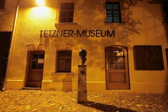 Hohenstein-Ernstthal: So reagieren die Museen auf hohe Gas- und Strompreise - Die Büste des Malers und Grafikers Heinz Tetzner vorm Museum in Gersdorf steht derzeit im Dunkeln -eine Energiesparmaßnahme.