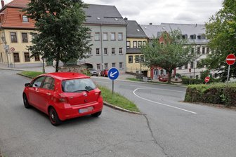 Hohenstein-Ernstthal: Soll die Lichtensteiner Straße Einbahnstraße bleiben? - An der Karlstraße ist das Abbiegen auf die Lichtensteiner Straße derzeit verboten. Geplant war das ursprünglich als Zwischenlösung. Nun könnte es zur dauerhaften Regelung werden.