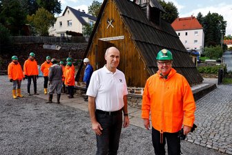Hohenstein-Ernstthal: Spende ermöglicht Kauf von Telefonanlage für Lampertusschacht - Steffen Börner vom Lions Club Chemnitz (rechts) mit André Schraps vom Freundeskreis Geologie und Bergbau.