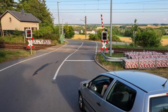 Hohenstein-Ernstthal: Sperrung des Bahnübergangs Nutzung für Fahrzeuge und Fußgänger - Der Bahnübergang Nutzung wird im Juli zeitweise für Autos und Fußgänger gesperrt.