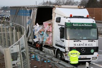 Bei einem schweren Unfall auf der A4 ist am Samstag ein Mensch getötet worden