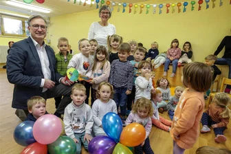 Hohenstein-Ernstthal: Trägerwechsel bei Kita „Wichtelgarten“ - DRK-Geschäftsführer Gerd Gräfe und Wichtelgarten-Gründerin Ingrid Wendrock mit Kindern bei der Übergabe.