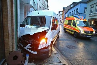 Hohenstein-Ernstthal: Transporter prallt gegen Hauswand -