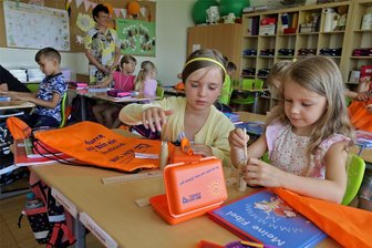 Hohenstein-Ernstthal: Turnbeutel und Stifte für die Schulanfänger - Maxine Kieseler und Linda Pemmann (vorn von links) aus der 1 begutachten die Erstausstattung der WG HOT.