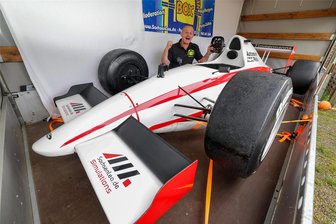 Hohenstein-Ernstthal: Viel los bei Kinderfest im und am Schützenhaus - Mike Schmidt kommt mit seinem Formel-1-Simulator zum Kinderfest.