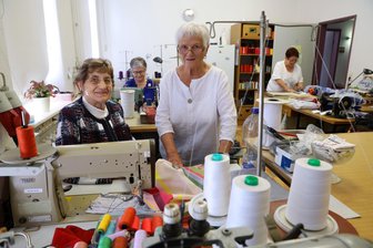 Hohenstein-Ernstthal: Warum ist die Generation Ü80 das Lebenselixier für den Verein Halt? - Karin Möckel (84) und Gitta Seidel (80) arbeiten ehrenamtlich in der Nähstube des Vereins Halt.
