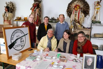 Hohenstein-Ernstthal: Warum schreiben Kanadier im Stil von Karl May übers Erzgebirge? - Von links: Mario Espig, Uwe Gleißberg, Erich Homilius, Andreas Barth sowie Tereza und Miroslav Koranda.