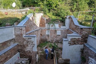 Hohenstein-Ernstthal: Was passiert an der Karlstraße? - Der Großteil der Bauarbeiten der Karlstraße 7 bleibt dem Passanten verborgen, wie dieser Blick vom Gerüst im Innenhof in Richtung Hang zeigt. Die Höfe wurden inzwischen von Müll befreit, freigelegt und teils mit Winkelelementen (links) gesichert. Der hintere Hof darf aus statischen Gründen nicht erhalten bleiben.