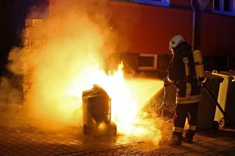 Hohenstein-Ernstthal: Wertstofftonnen in Flammen -