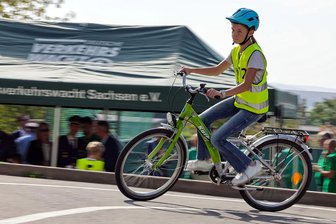 Hohenstein-Ernstthal: Wie Viertklässler fahrradfit werden - Viertklässler aus Bernsdorf durften die neuem Fahrräder der mobilen Jugendverkehrsschule einweihen. Doch nicht jeder ist in den Alter schon ein versierter Radfahrer.