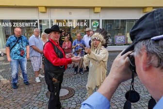 Hohenstein-Ernstthal: Wildwest-Feeling in der Bibliothek - Der Verein „Silberbüchse“ war mit „Stadtsheriff“ Rolf Müller und „Häuptling“ Gerd Neubert bei der Vernissage.
