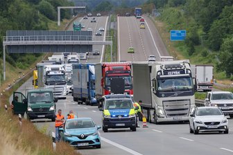 Hohenstein-Ernstthal/Wüstenbrand: A 4 kurzzeitig gesperrt - Der Verkehr wurde nach einer kurzen Vollsperrung auf zwei Spuren an der Unfallstelle vorbeigeleitet.