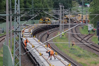 Hohenstein-Ernstthal/Wüstenbrand: Riesiger Bauzug erneuert Bahnstrecke - Der riesige Schnellumbauzug ist seit dieser Woche zwischen Wüstenbrand und Hohenstein-Ernstthal im Einsatz. Die Mega-Maschine kann Schienen, Schwellen und Schotter automatisch austauschen.