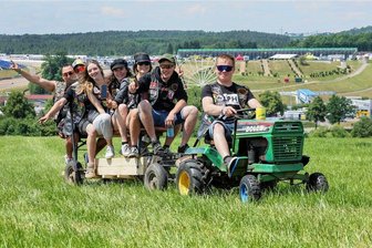 Hohenstein-Ernstthal: Zeitige Anreise für spektakulären Blick auf den Sachsenring - Als der Zeltplatz auf dem Ankerplatz am Mittwoch 10 Uhr seine Pforten geöffnet hat, standen bereits über 30 Fahrzeuge in der Warteschlange. Bei den ersten Campern hat die große MotoGP-Party dann auch schon im Laufe des Tages begonnen.