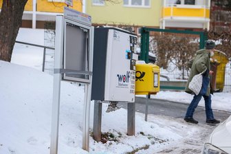 Hohenstein-Ernstthal: Zigarettenautomat fliegt in die Luft - In Hohenstein-Ernstthal wurden ein Zigarettenautomat und ein benachbarter Schaukasten offenbar durch Böller gesprengt.