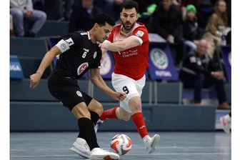 Hohenstein-Ernstthaler Futsaler haben beim 3:2 gegen Bielefeld viel Mühe - Gian Carlo Sammut (rechts) im Zweikampf gegen den ehemaligen Hohensteiner Gabriel Francisco De Oliveira Costa.