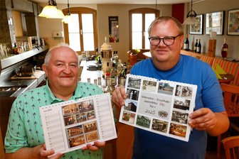 Hohenstein-Ernstthaler Gaststätten-ABC: Auftakt zu einem Kalender-Reigen - Bernd Baumgärtel und René Ilausky mit dem neuen Gaststättenkalender in "Baumis Speisebar".