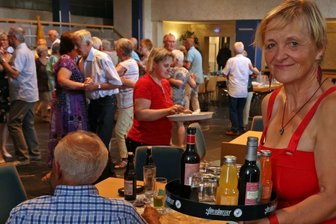 Hohenstein-Ernstthaler Mehrgenerationenhaus: Bedienung und kreative Ideen gesucht - Beim Tanztee im Mehrgenerationenhaus in Hohenstein-Ernstthal hilft Leiterin Katrin Hernandez Pintado (rechts) gern bei der Bedienung der Gäste, beim Ausschank oder am Einlass. Doch bei regelmäßig zwischen 75 und 100 Teilnehmern werden dafür auch ehrenamtliche Helfer gesucht.