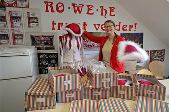 Hohenstein-Ernstthaler Narren: Warum beim Gardetanz die Hüte knapp werden - Vize-Vereinschefin Constance Rau mit den Dreispitzhüten der Garde: In diesem Farbton sind sie nicht mehr lieferbar. Aufbewahrt werden sie in Schachteln mit Namensschildchen.