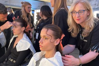 Hohenstein-Ernstthalerin frisiert Models für die Fashion Week - Daniela Weinhold (rechts) hat Models für die Fashion Week in Berlin frisiert.