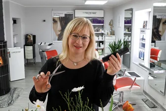 Hohenstein-Ernstthalerin frisiert Promis für Semperopernball - Daniela Weinhold in ihrem Salon in Hohenstein-Ernstthal.