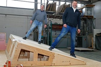 Hohensteiner Ausstattungsbauer möbeln Deutsches Museum auf - Daraus wird einmal ein schiefer Raum. Jan Wabst (vorn) und Frank Ebert testen den Fußboden schon mal aus.
