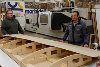 Hohensteiner Firma möbelt Deutsches Museum auf - Ronny Janich (rechts) und Jörg Weißbach von der Firma Seiwo bereiten ein weiteres Holzelement für das Deutsche Museum in München vor. Ihm werden noch viele weitere folgen.