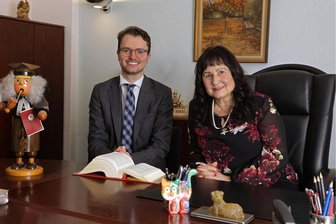 Hohensteiner Notarin geht in Rente: Die Geschäfte laufen trotzdem weiter - Notarin Elke Ossig geht in Rente. Ihre Geschäfte werden von Maximilian Steiner weitergeführt.