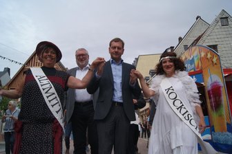 Hoher Besuch auf Altstadtfest - Ministerpräsident Michael Kretschmer stattete dem Auftritt der Theatergruppe des Miskus einen Besuch ab.