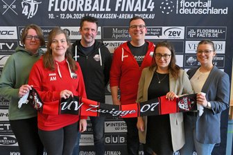Hoher Besuch beim Floorball-Final-Four in Zwickau - Das Organisations- und Hauptsponsorenteam des anstehenden Floorball-Final-Four. Im Bild (v.l.) Kristin Janetzko, Jugendwärtin Anita Müller, Sponsorbeauftragter Hendrik Bürger, Schatzmeister Oliver Weinmann, Miriam Günl und Sophie Beetz.