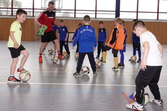Hoher Besuch beim SV Kirchberg - Lizenztrainer Daniel Röder (2. v. l.) bei einer Ballführungsübung mit den Kirchberger F-Junioren.