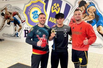 Hoher Besuch im Veilchenlager: Olympiasieger von Paris geht in Aue auf die Matte - Björn Schöniger, Olympiasieger Kotaro Kiyooka und Zsombor Gulyas (v. l.) im Nachwuchsleistungszentrum der Veilchen.
