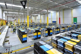 Hoher Bewerberzuspruch bei Amazon - Onlineriese Amazon bereitet den Start des neuen Standorts Hof vor. Derzeit werden erste Kräfte im Verteilzentrum Gera angelernt. Der Standort in Thüringen (im Foto) ging bereits 2019 an den Start.