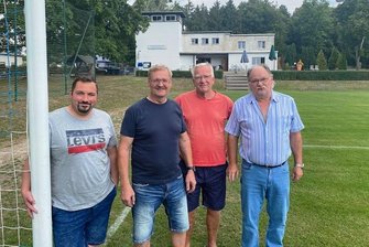 Hoher Gaspreis leert im Vogtland auch Vereinen und Privathaushalten die Kasse - Sorgen sich nicht nur um den Vereinsfußball beim VFC Reichenbach: Schatzmeister David Petzold, Vereinschef Mike Müller sowie die Platzwarte Tobias Reitz und Ulf Schröter (von links). 