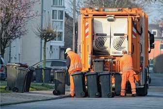 Hoher Krankenstand bei der Müllabfuhr: In diesen vier Orten werden Tonnen nicht abgeholt - Weil der Krankenstand beim Entsorger Becker Umweltdienste sehr hoch ist, müssen Fahrten ausfallen und Mülltonnen werden nicht abgeholt. Foto: Caroline Seidel/dpa/Archiv
