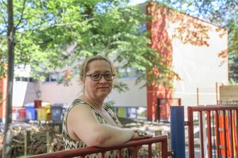 Hoher Migrationsanteil und viele Kinder aus ärmeren Verhältnissen: Die Sorgen einer Chemnitzer Kita - Kristin Scherf leitet die Kita „Sonnenbergstrolche“ mit derzeit etwa 150 Kindern. Die Einrichtung sei wegen eines hohen Migrationsanteils und zugleich vielen Mädchen und Jungen aus ärmeren Verhältnissen mehrfach belastet, sagt sie.