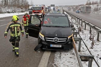 Hoher Sachschaden bei Autounfall auf der A 4 - 