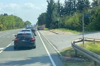 Hoher Sachschaden bei Unfall auf Autobahnzubringer S 258 im Erzgebirge - Nach dem Unfall staute sich der Verkehr auf der S 258.