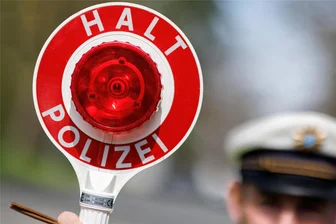 Hoher Sachschaden: Falscher Polizist will Lkw-Fahrer in Schneeberg reinlegen - Ein falscher Polizist wollte in Schneeberg einen Lasterfahrer reinlegen.
